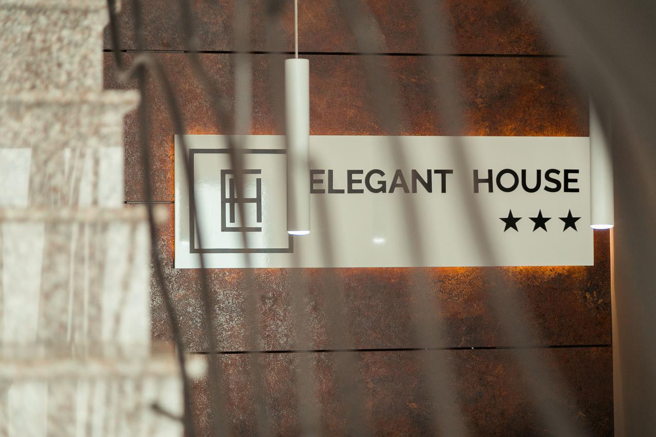 ホテル Elegant House Făgăraş エクステリア 写真