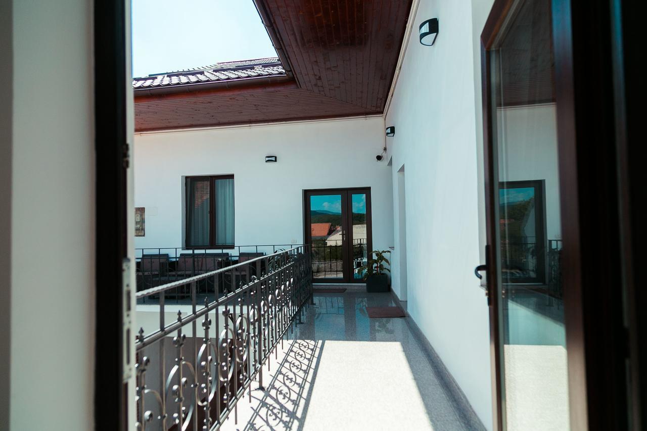 ホテル Elegant House Făgăraş エクステリア 写真