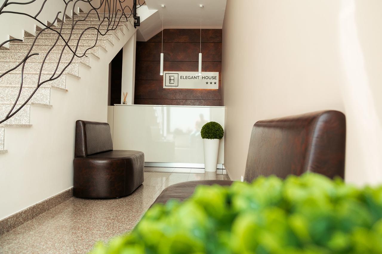 ホテル Elegant House Făgăraş エクステリア 写真