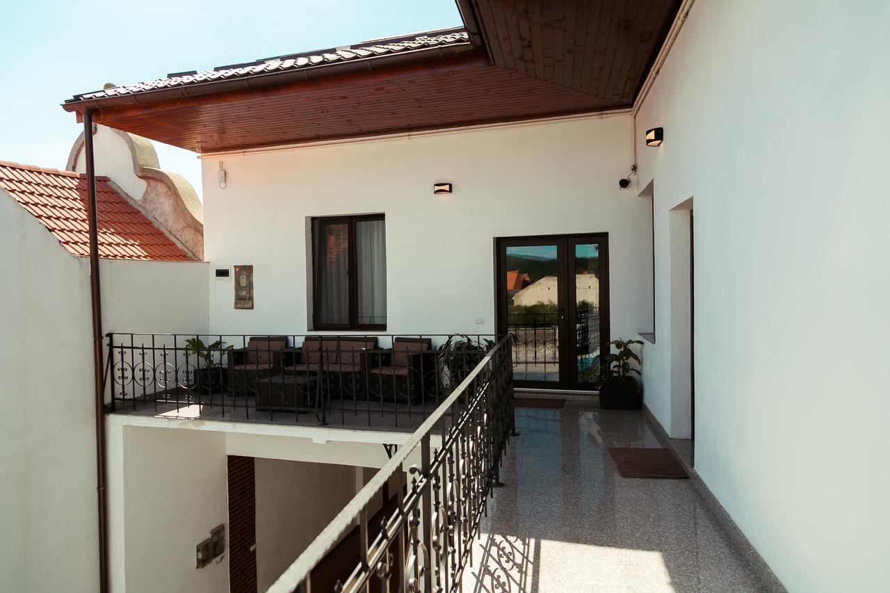 ホテル Elegant House Făgăraş エクステリア 写真